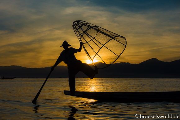 Fischer bei Sonnenuntergang, Inle Lake, Myanmar
