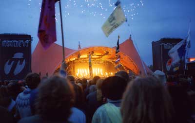 Orange Stage - die größte Bühne, 100.000 Leute passen davor